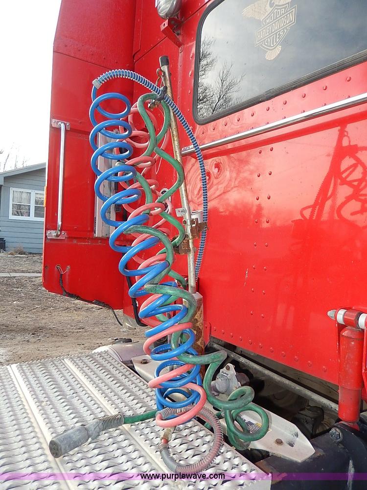 image for item I3744 2000 Peterbilt 379 semi truck