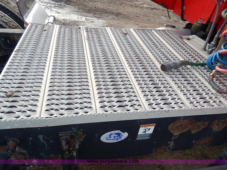 image for item I3744 2000 Peterbilt 379 semi truck