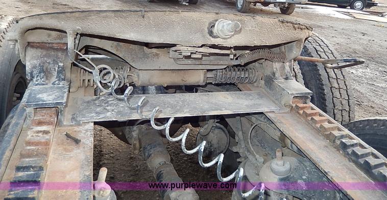 image for item I3744 2000 Peterbilt 379 semi truck