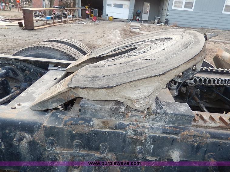 image for item I3744 2000 Peterbilt 379 semi truck