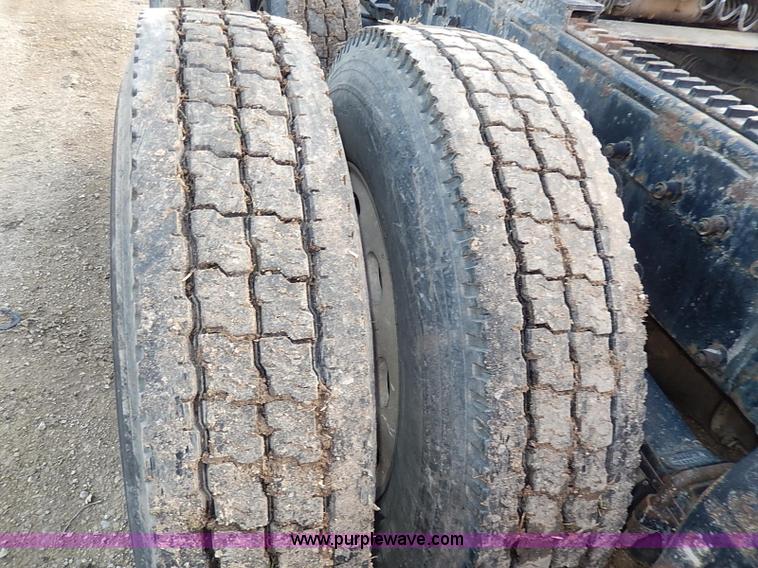 image for item I3744 2000 Peterbilt 379 semi truck