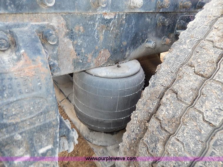 image for item I3744 2000 Peterbilt 379 semi truck