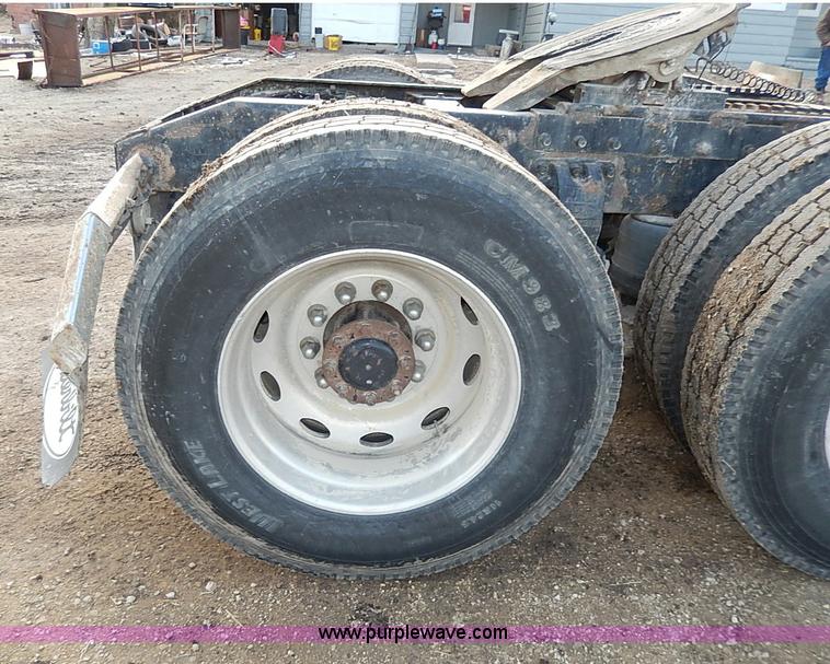 image for item I3744 2000 Peterbilt 379 semi truck