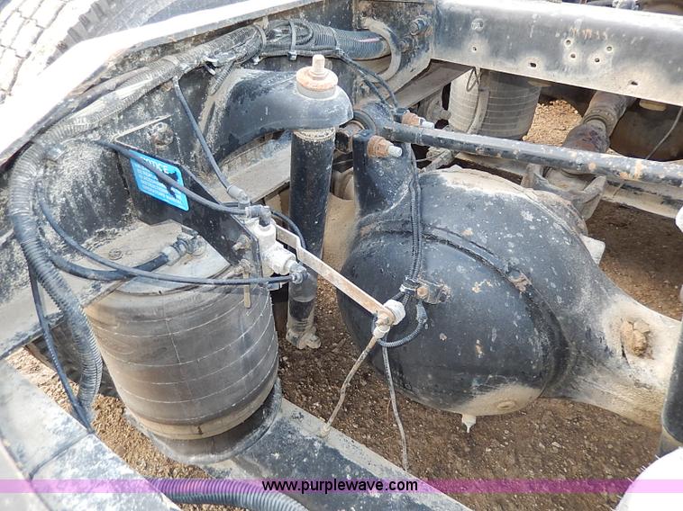 image for item I3744 2000 Peterbilt 379 semi truck