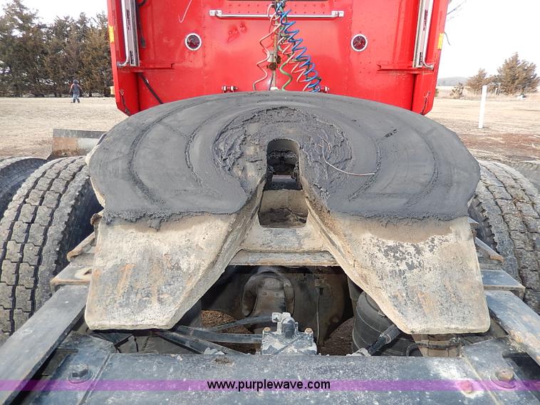 image for item I3744 2000 Peterbilt 379 semi truck