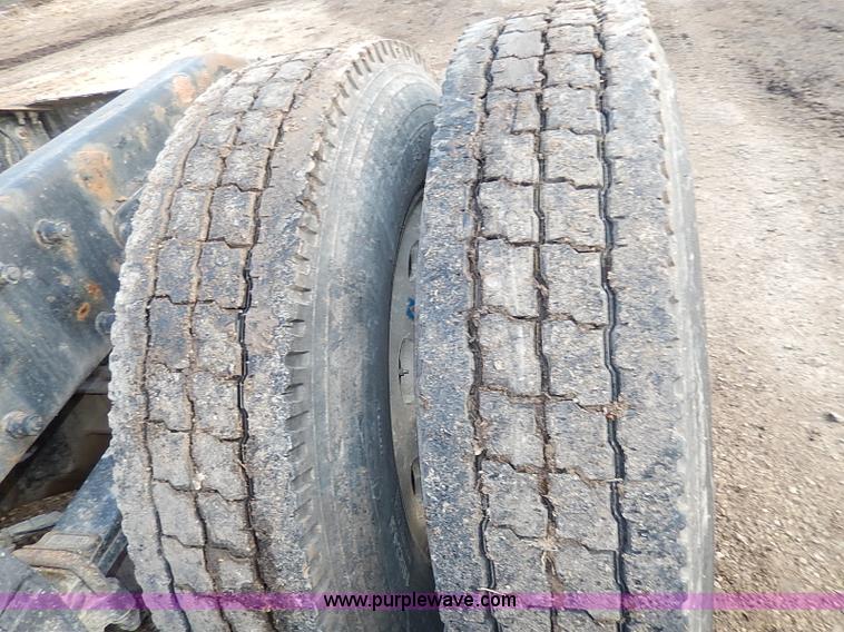 image for item I3744 2000 Peterbilt 379 semi truck