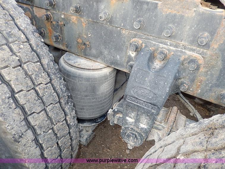 image for item I3744 2000 Peterbilt 379 semi truck