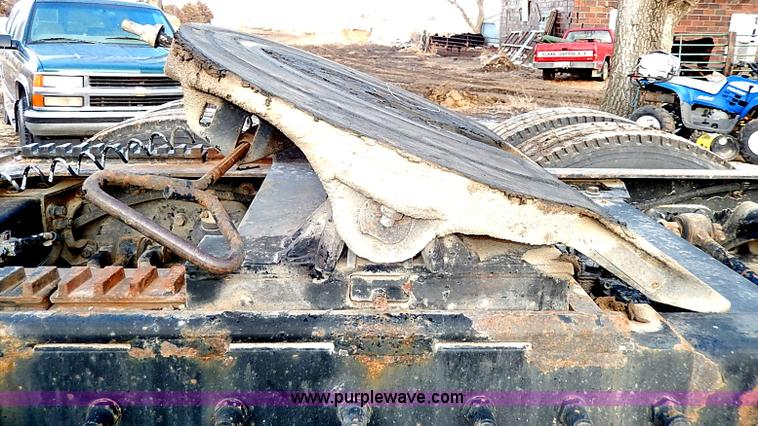 image for item I3744 2000 Peterbilt 379 semi truck