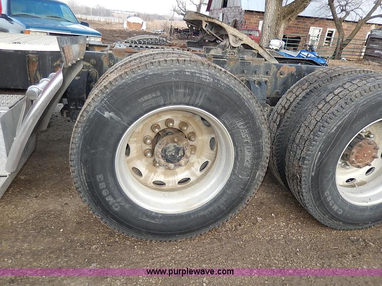 image for item I3744 2000 Peterbilt 379 semi truck