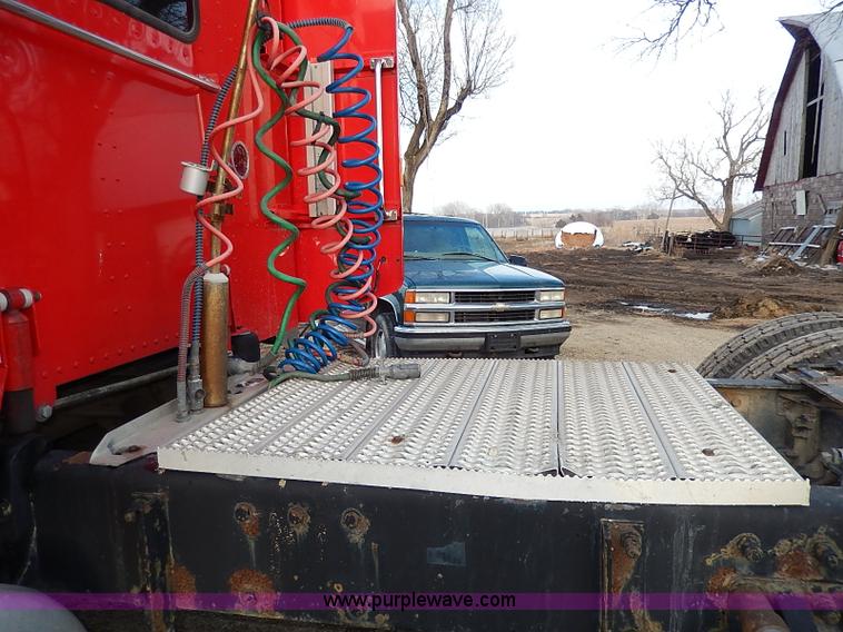 image for item I3744 2000 Peterbilt 379 semi truck