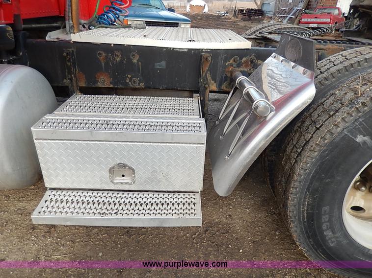 image for item I3744 2000 Peterbilt 379 semi truck