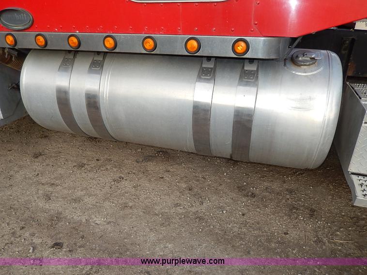 image for item I3744 2000 Peterbilt 379 semi truck