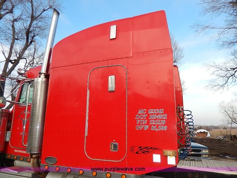 image for item I3744 2000 Peterbilt 379 semi truck