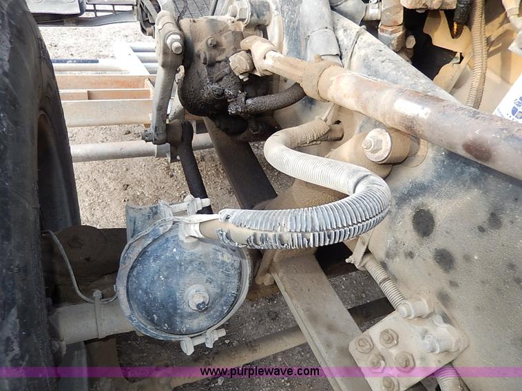 image for item I3744 2000 Peterbilt 379 semi truck