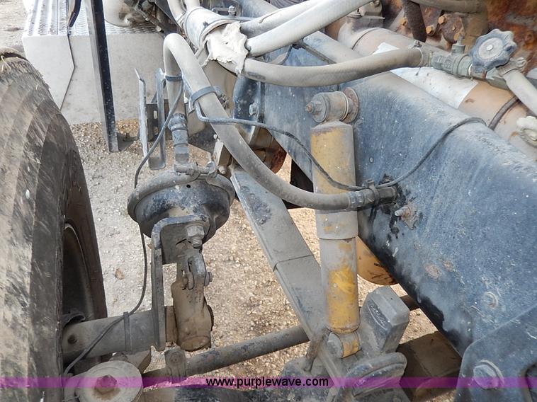 image for item I3744 2000 Peterbilt 379 semi truck