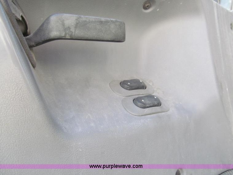 image for item I7204 1998 Sterling AT9522 semi truck