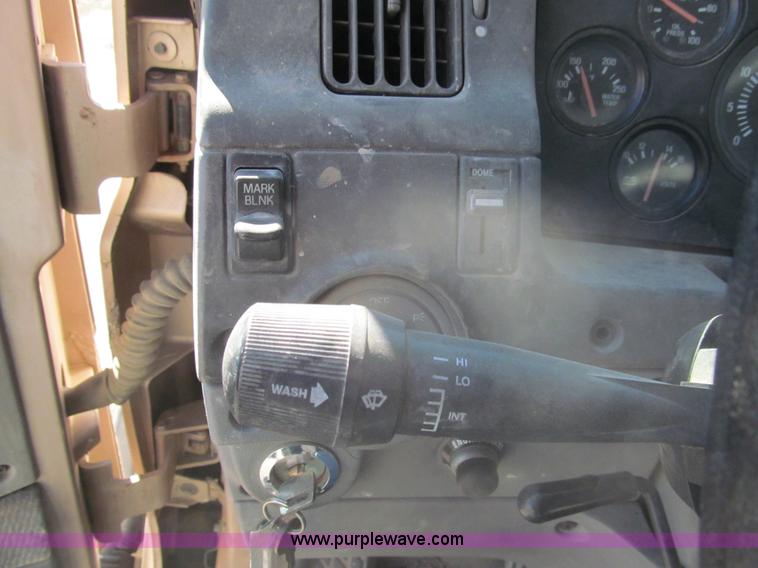 image for item I7204 1998 Sterling AT9522 semi truck