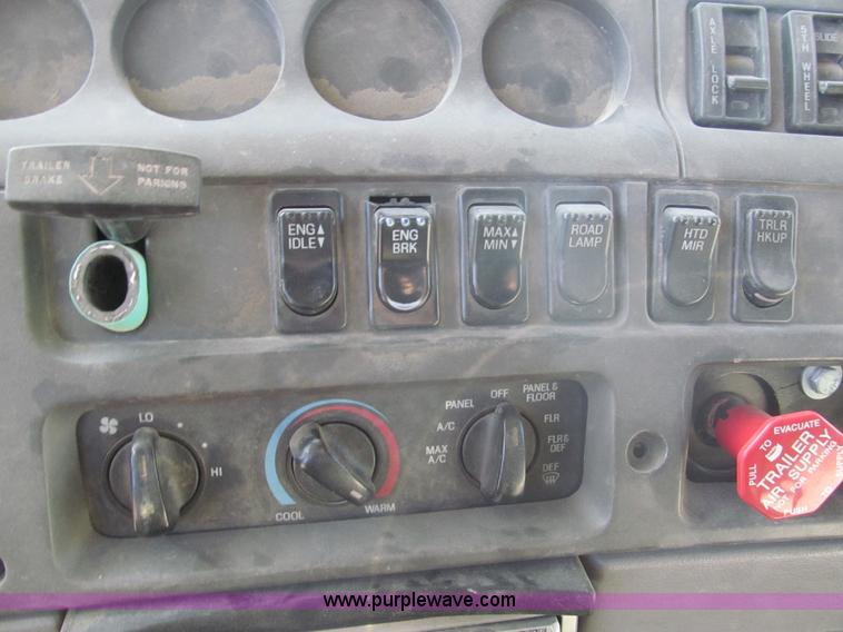 image for item I7204 1998 Sterling AT9522 semi truck