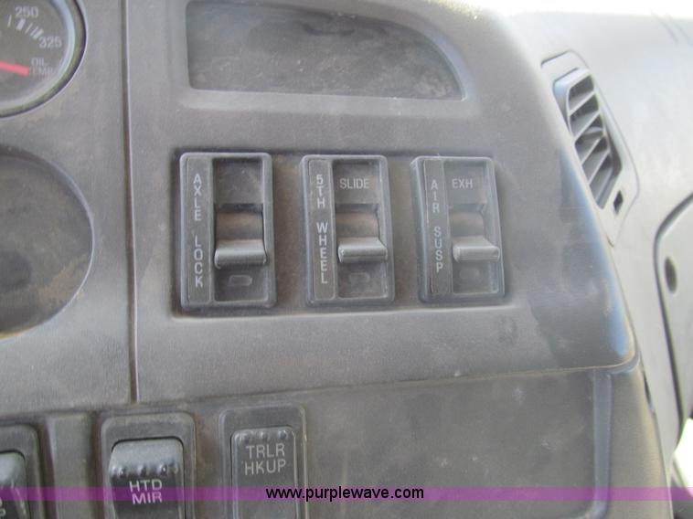 image for item I7204 1998 Sterling AT9522 semi truck