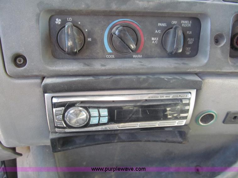 image for item I7204 1998 Sterling AT9522 semi truck