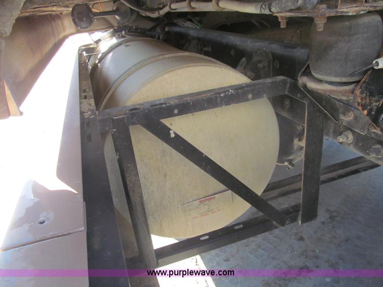 image for item I7204 1998 Sterling AT9522 semi truck