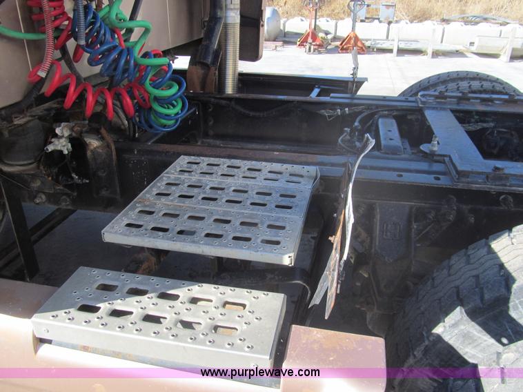 image for item I7204 1998 Sterling AT9522 semi truck