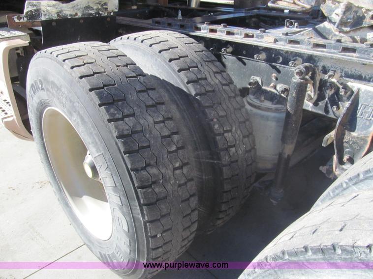 image for item I7204 1998 Sterling AT9522 semi truck