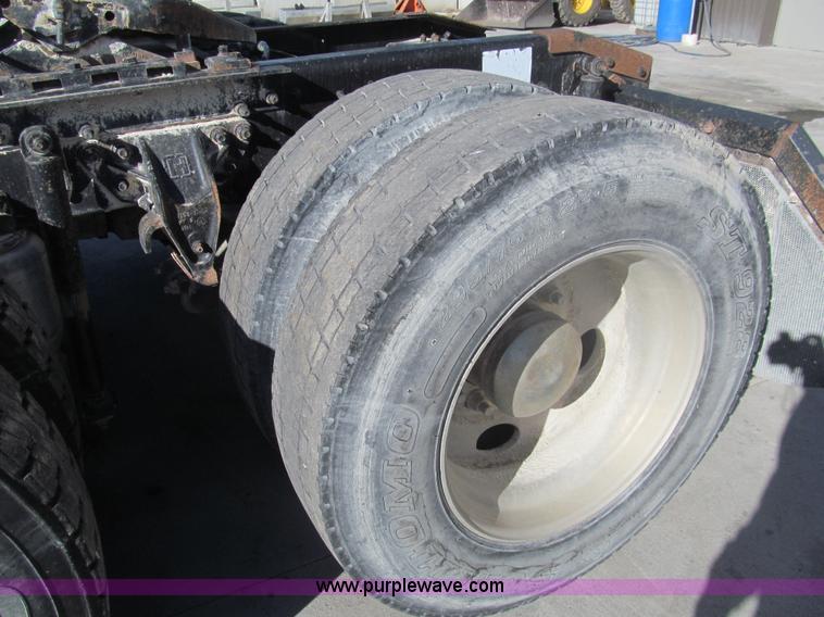 image for item I7204 1998 Sterling AT9522 semi truck