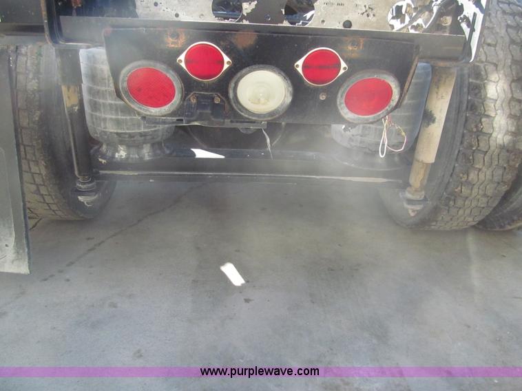 image for item I7204 1998 Sterling AT9522 semi truck