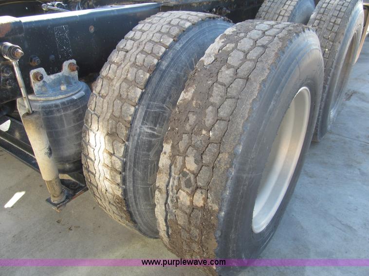 image for item I7204 1998 Sterling AT9522 semi truck