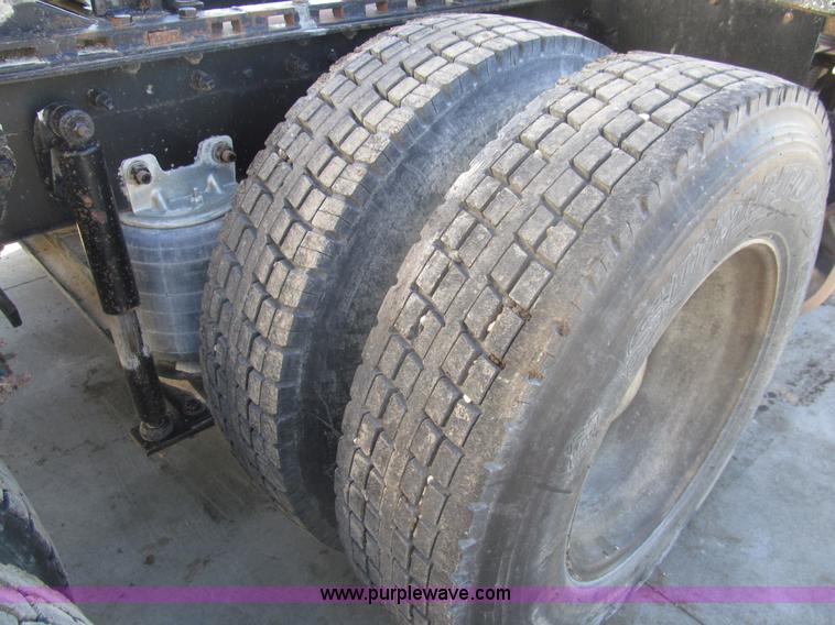 image for item I7204 1998 Sterling AT9522 semi truck