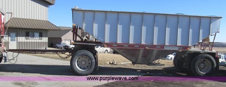 image for item I7205 1983 Doonan 21' pup grain trailer