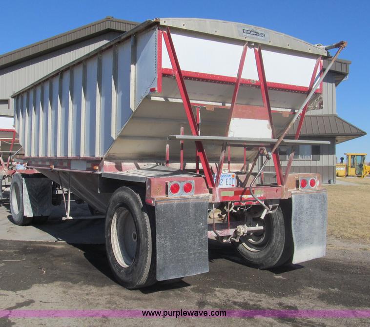 image for item I7205 1983 Doonan 21' pup grain trailer