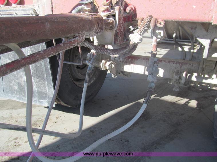 image for item I7205 1983 Doonan 21' pup grain trailer