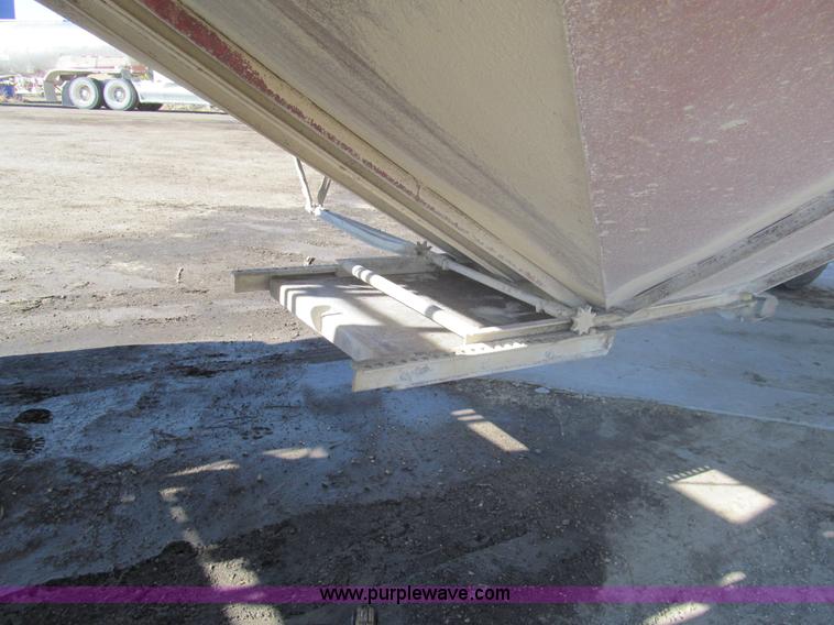 image for item I7205 1983 Doonan 21' pup grain trailer