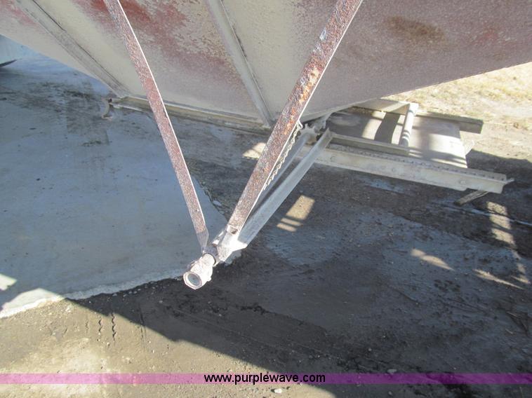 image for item I7205 1983 Doonan 21' pup grain trailer