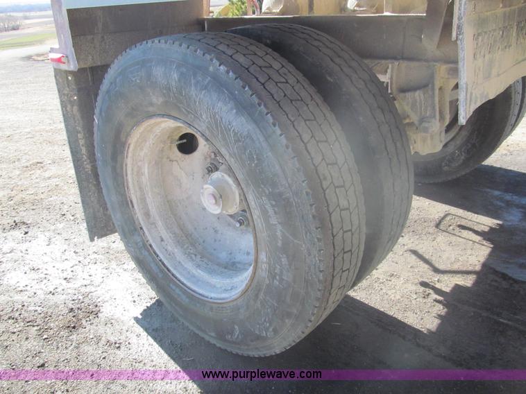 image for item I7205 1983 Doonan 21' pup grain trailer