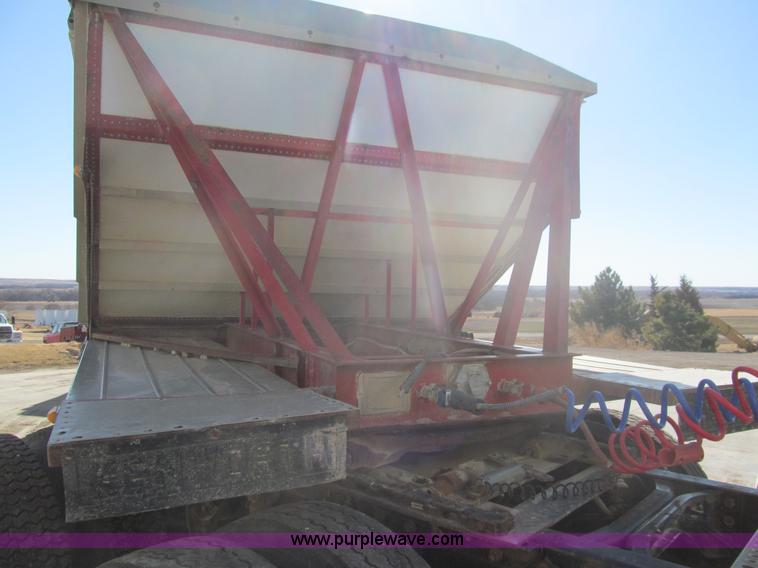 image for item I7206 1983 Doonan 24' fifth wheel grain trailer