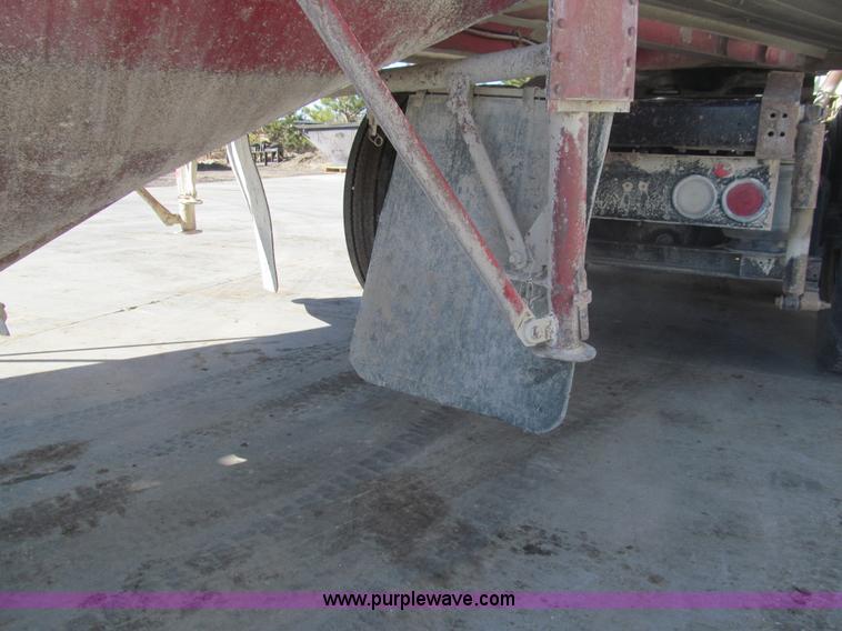 image for item I7206 1983 Doonan 24' fifth wheel grain trailer