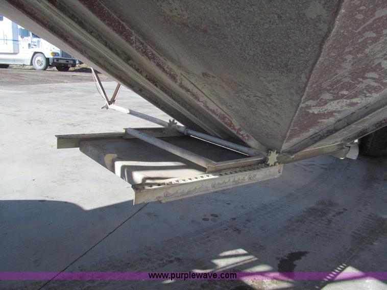 image for item I7206 1983 Doonan 24' fifth wheel grain trailer