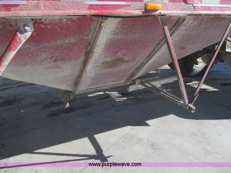 image for item I7206 1983 Doonan 24' fifth wheel grain trailer