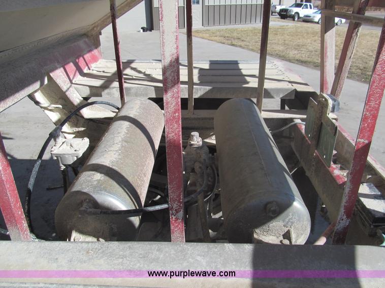 image for item I7206 1983 Doonan 24' fifth wheel grain trailer