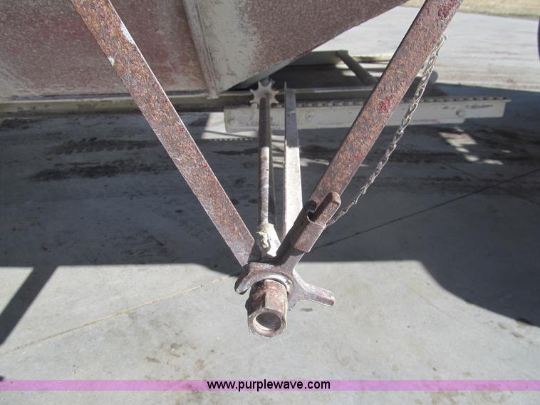 image for item I7206 1983 Doonan 24' fifth wheel grain trailer