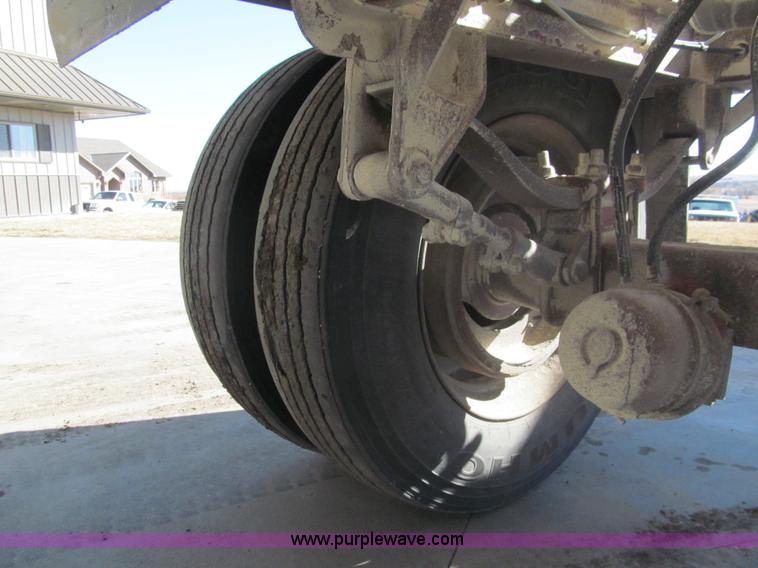 image for item I7206 1983 Doonan 24' fifth wheel grain trailer