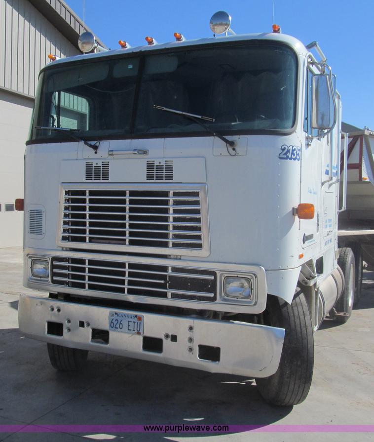 image for item I7207 1996 International 9600 semi truck