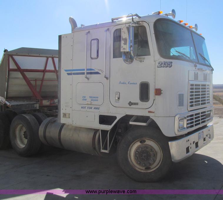 image for item I7207 1996 International 9600 semi truck