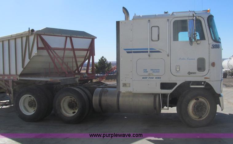 image for item I7207 1996 International 9600 semi truck