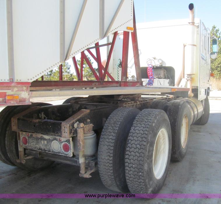 image for item I7207 1996 International 9600 semi truck