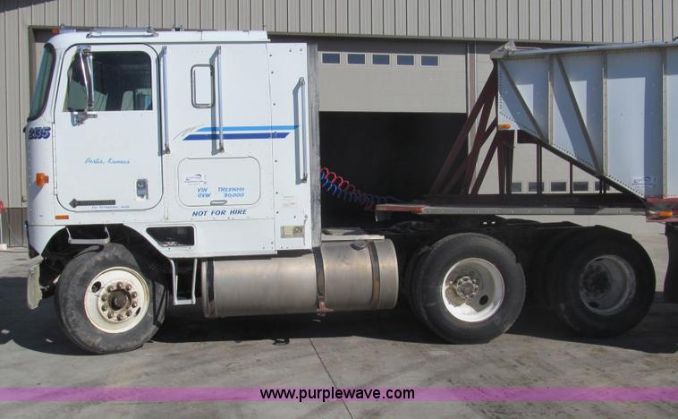 image for item I7207 1996 International 9600 semi truck