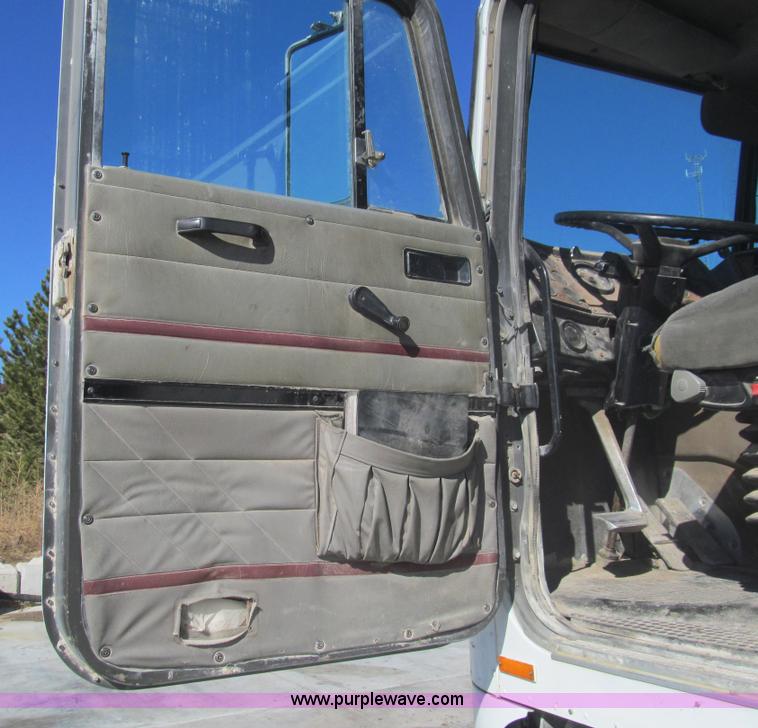 image for item I7207 1996 International 9600 semi truck